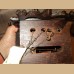 orologio a cucu in legno con meccanismo meccanico con suoneria cucu avente cimasa con un fucile epoca primi 900